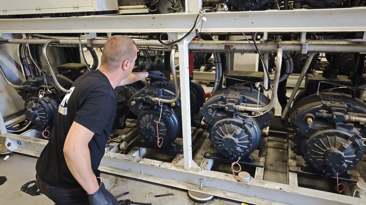 Ekipa Compressland i lokalny serwis podczas prac przy agregacie