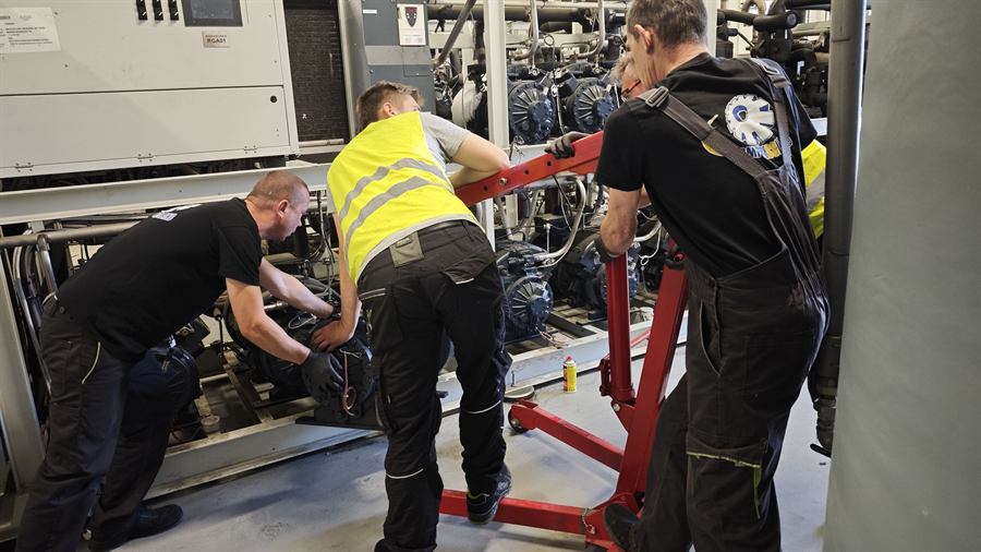 Ekipa Compressland demontująca sprężarkę z agregatu bezpośrednio na obiekcie