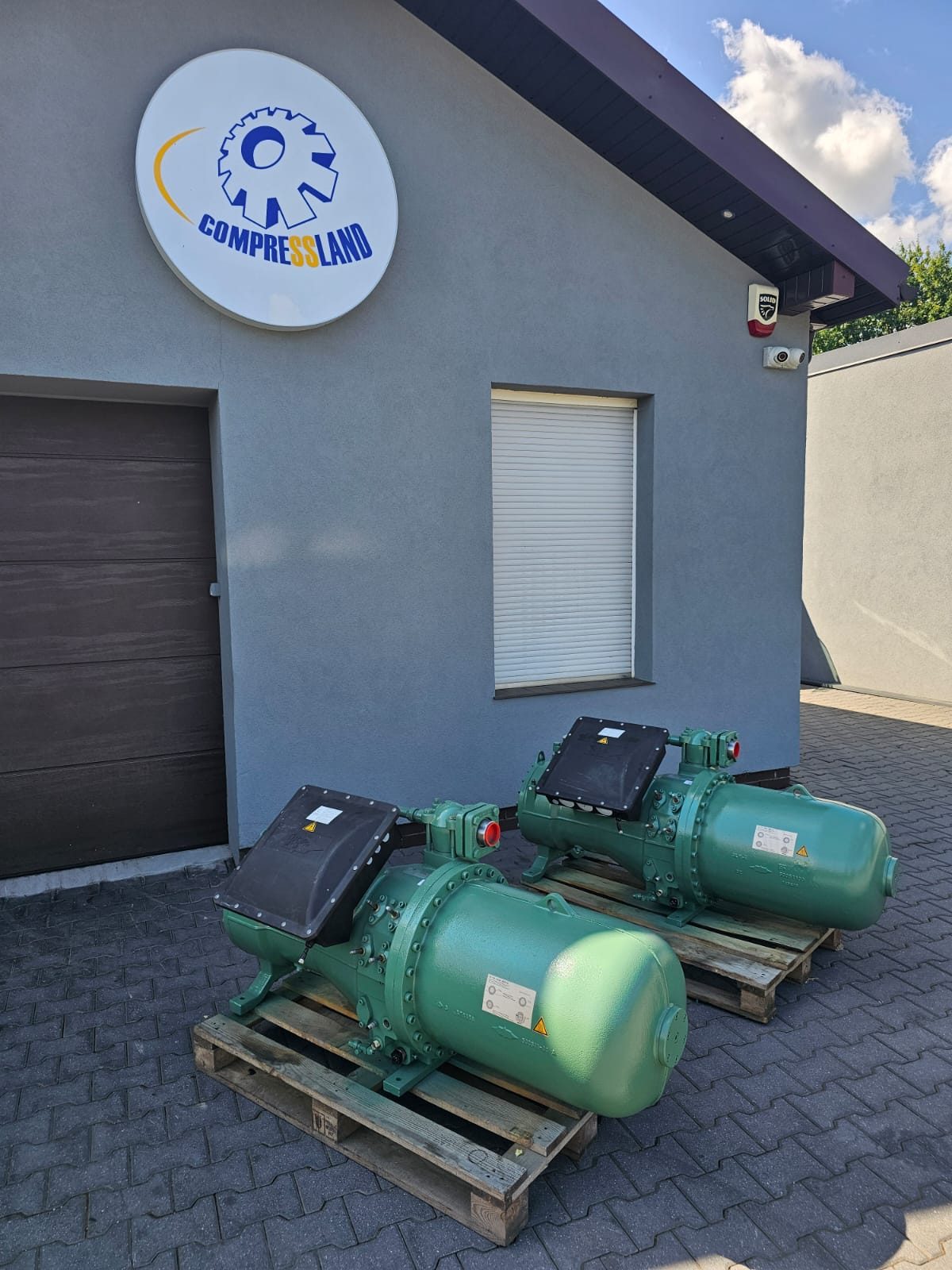 Siedziba Compressland w Chotomowie — zregenerowane sprężarki przed zakładem