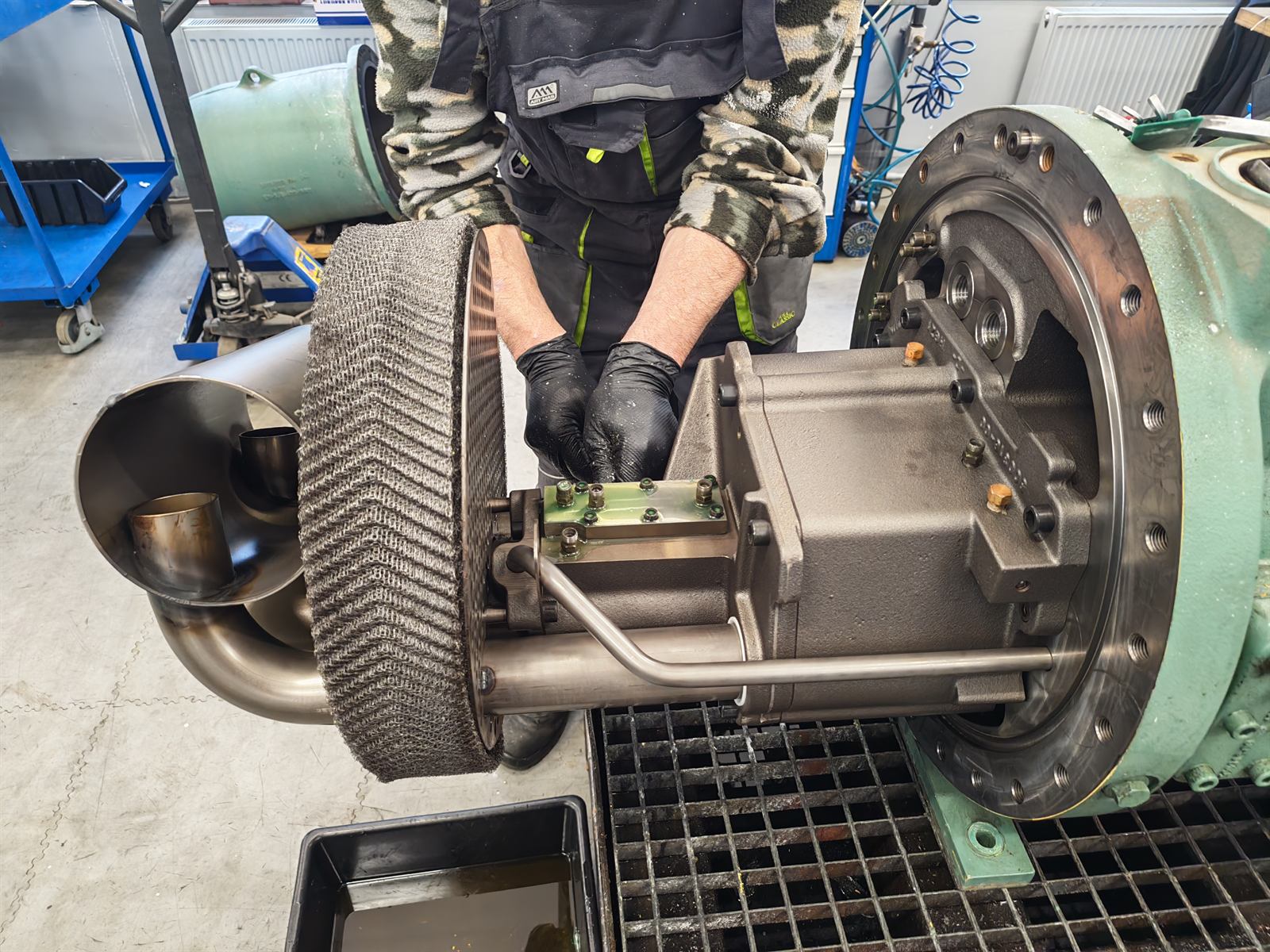 Montaż zregenerowanej sprężarki śrubowej w warsztacie Compressland